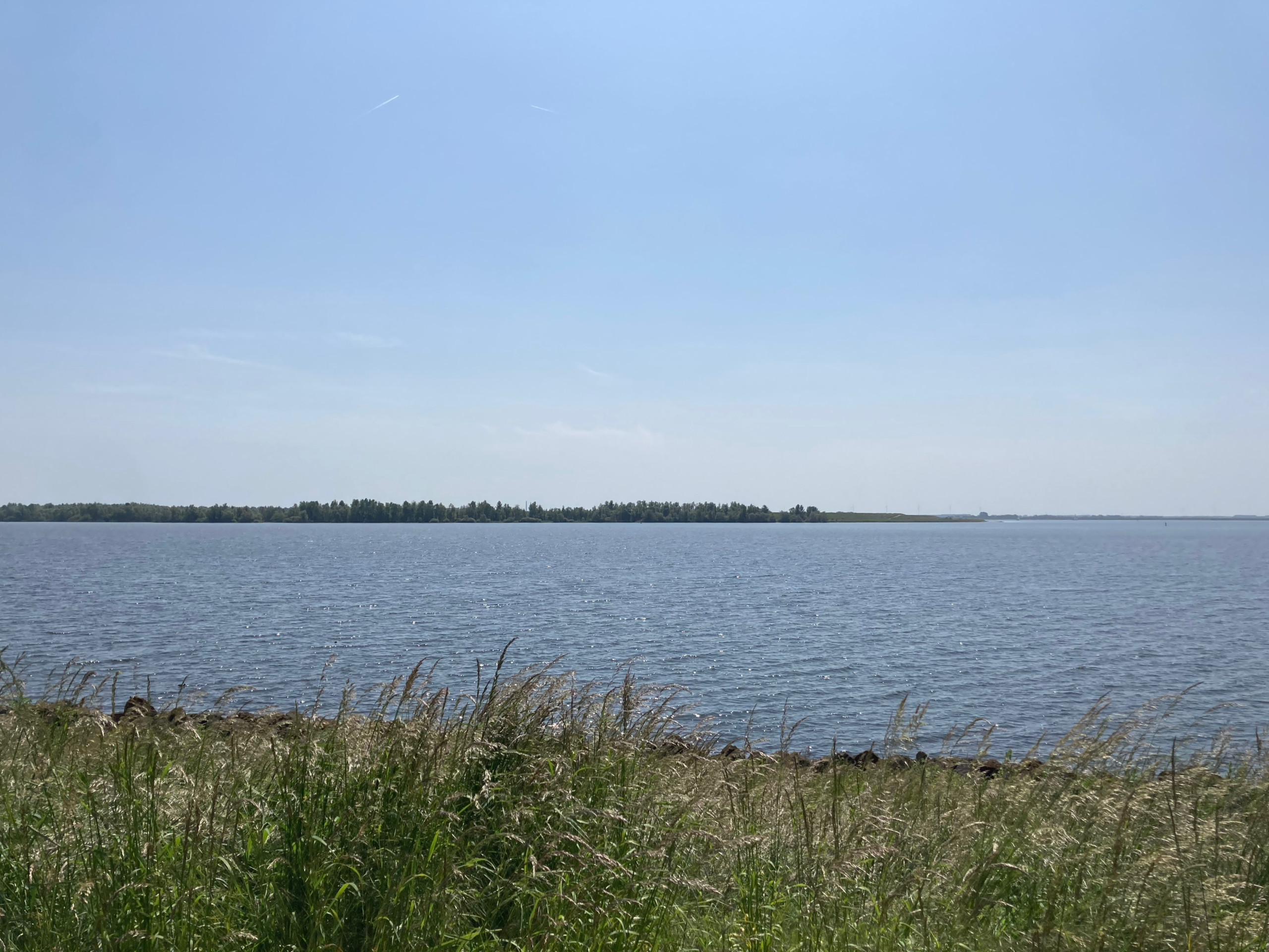 On the horizon the IJsseloog, an artificial island in the Ketelmeer.
