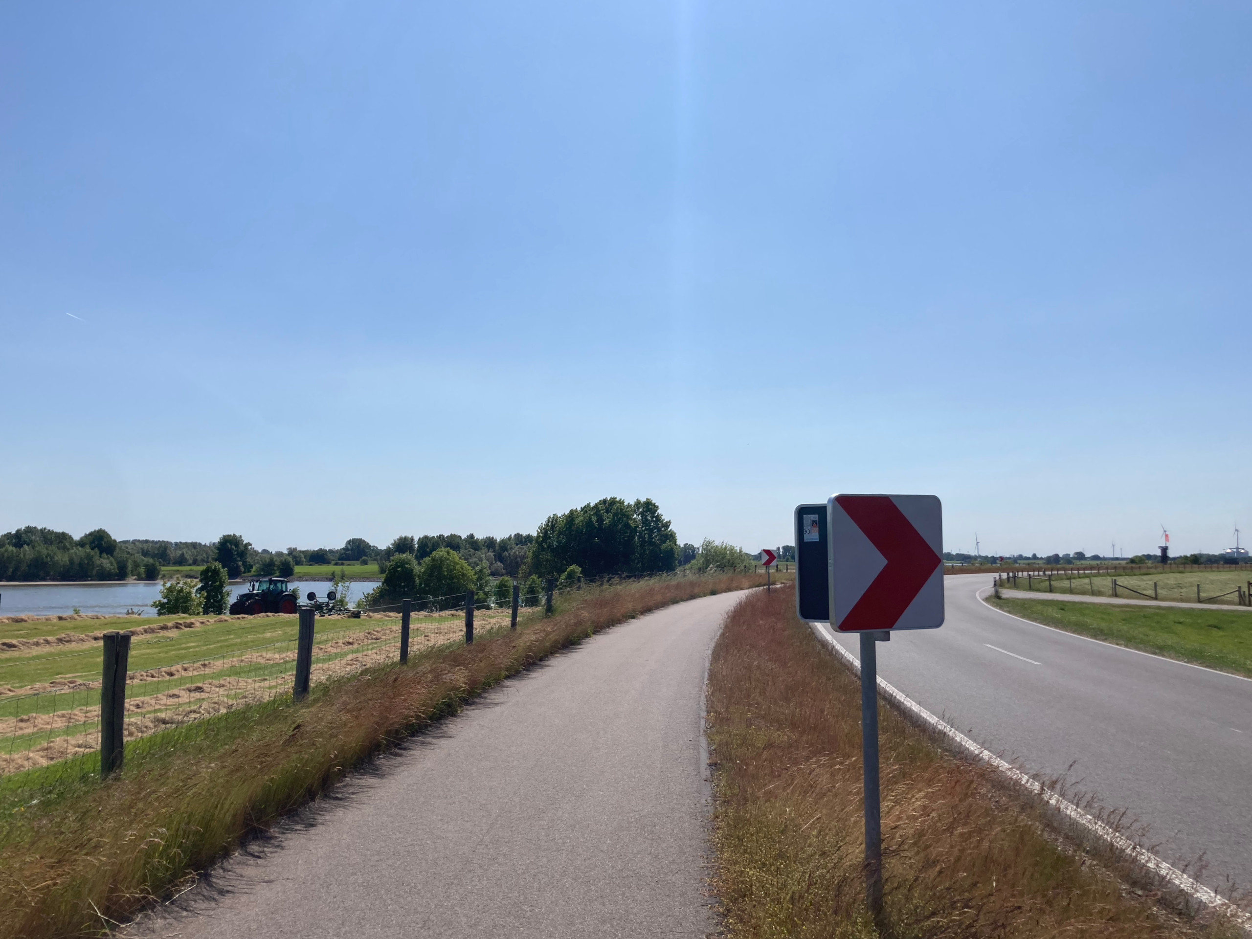 On the Griether Straße heading south along the Rhine.