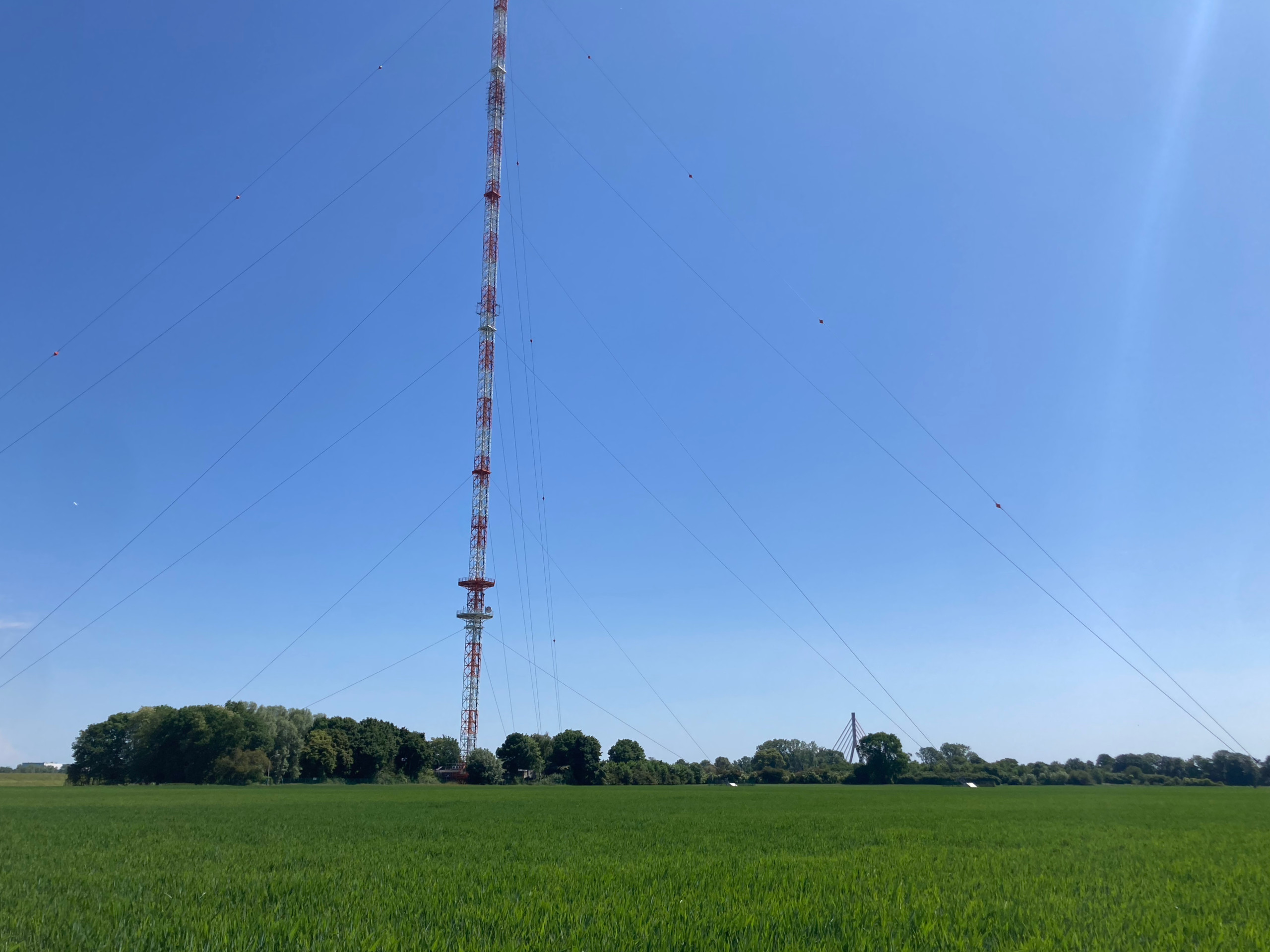 Sender Wesel. Behind it the Rhine bridge to Wesel.