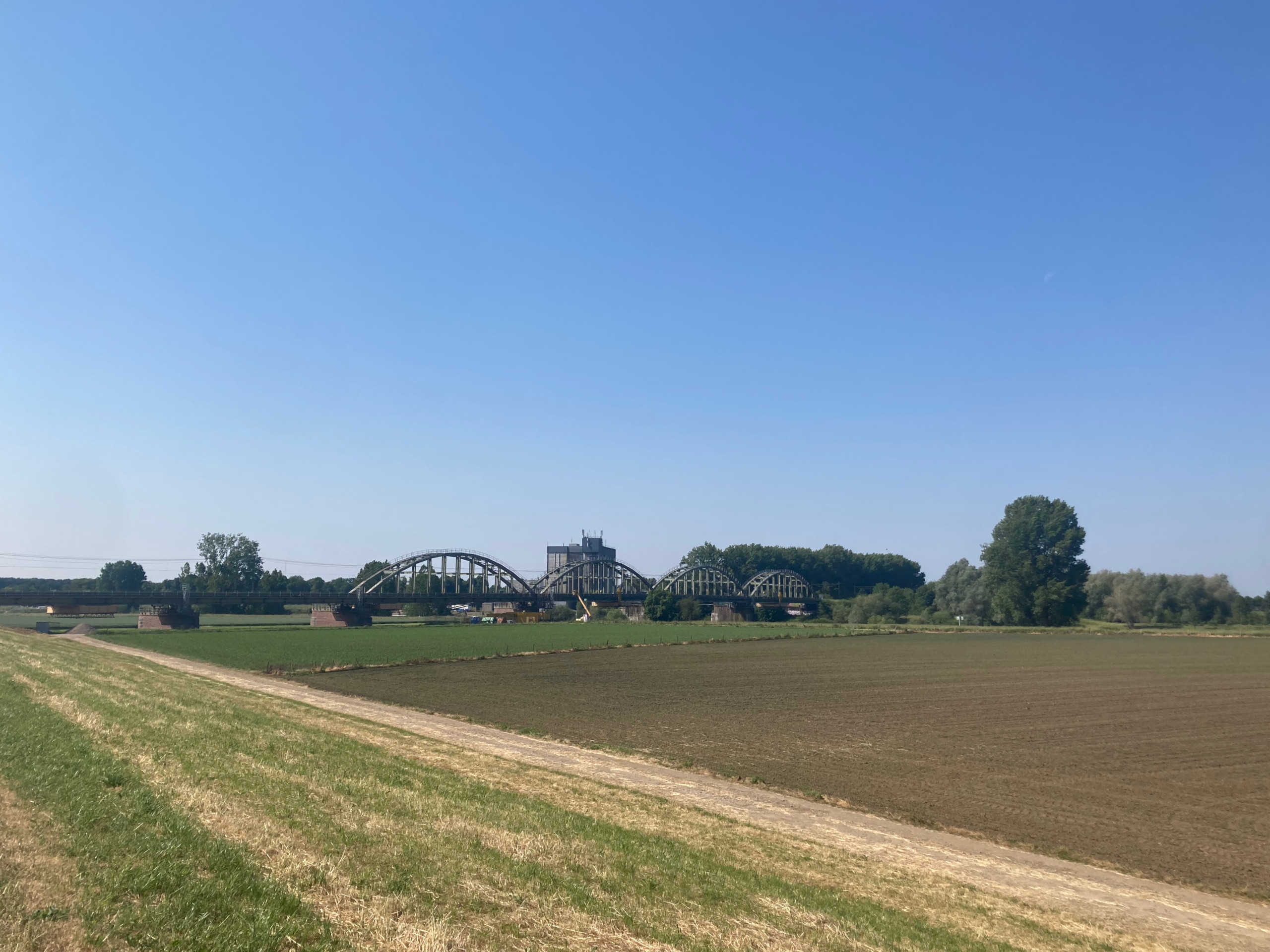 The railway bridge across the Maas at Ravenstein.