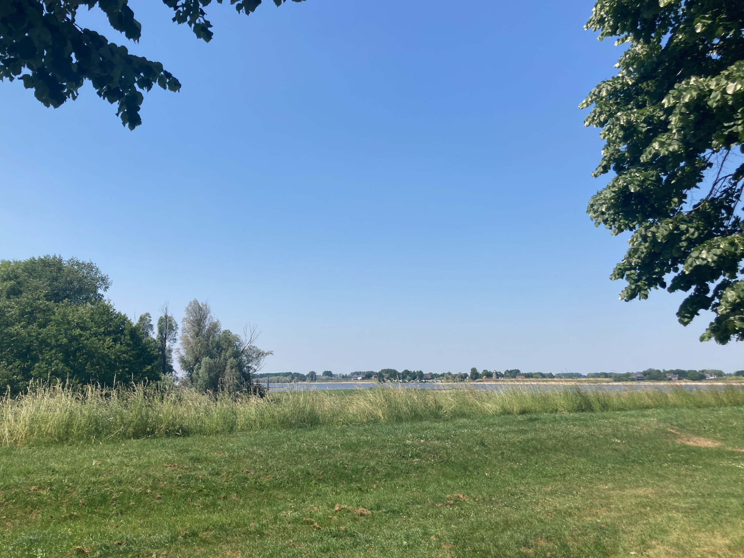 Looking across the Waal from Zuilichem to Herwijnen.