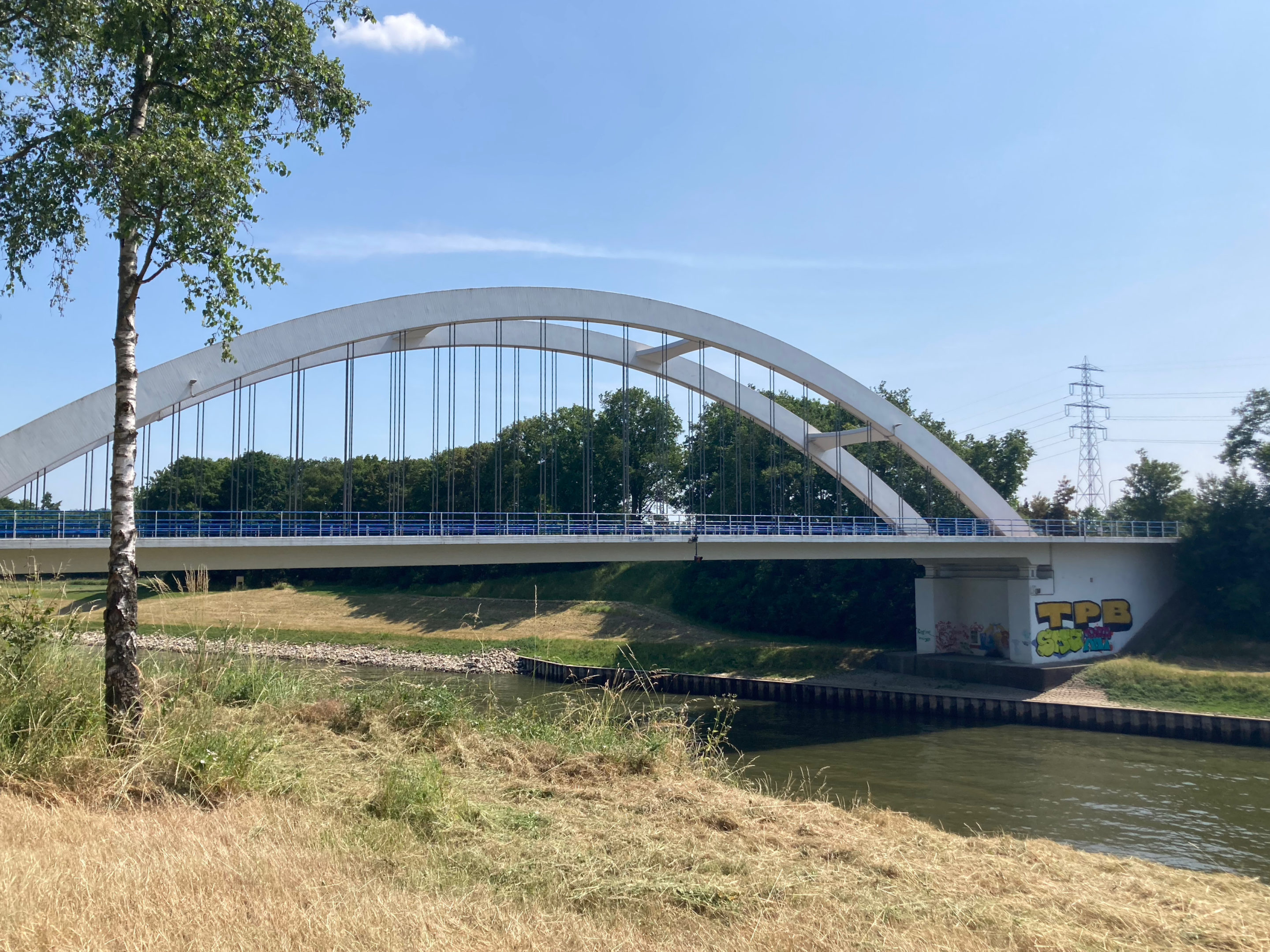 I crossed the Twentekanaal using this bridge.