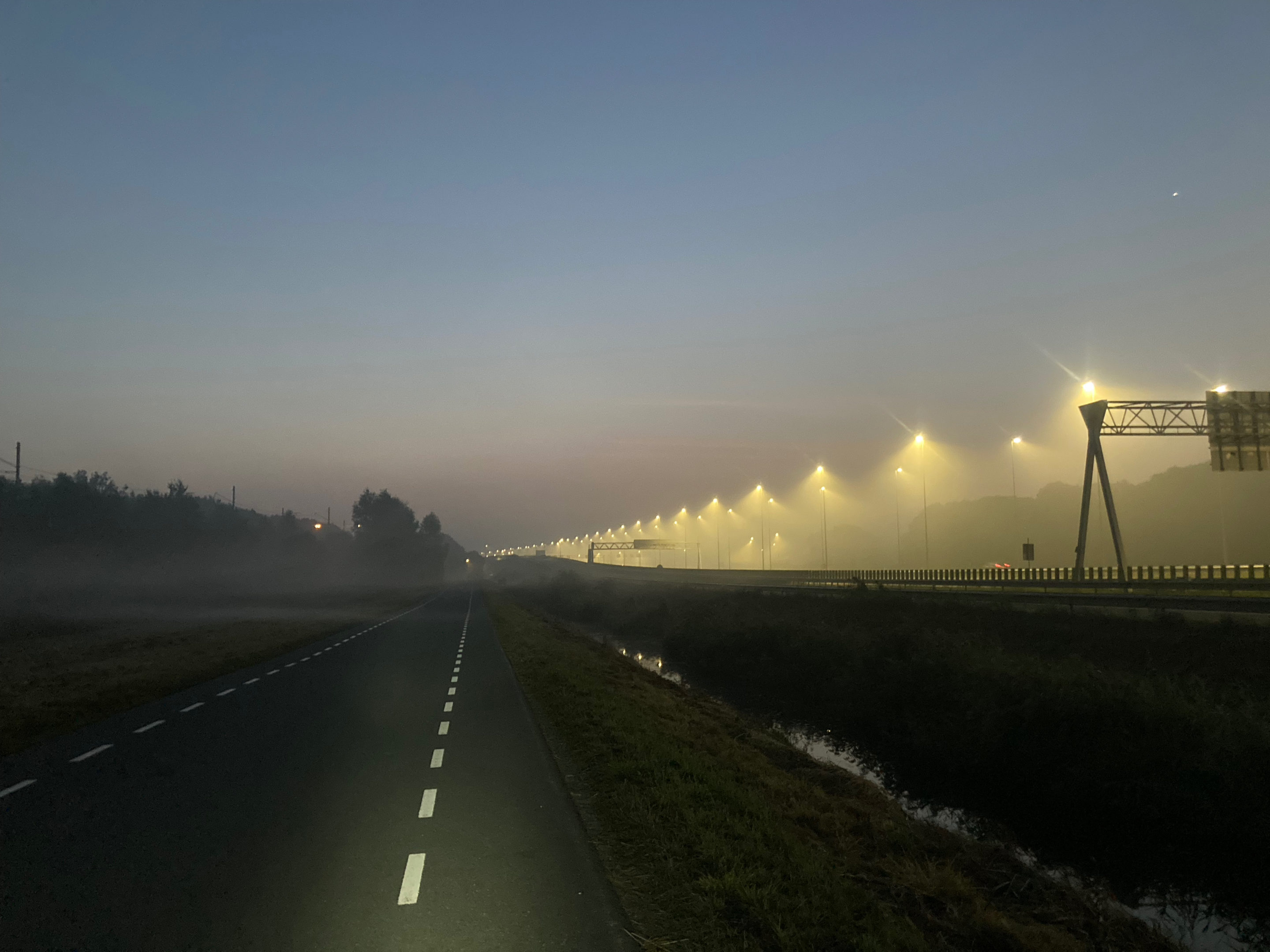 The road to Muiderberg parallel to the A6.